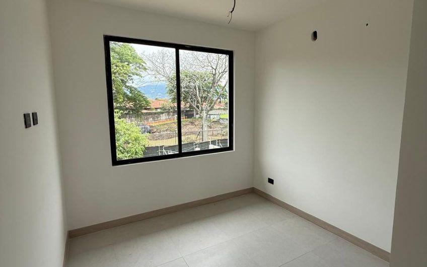 Para estrenar! Condo con jardín en Lindora Village Santa Ana
