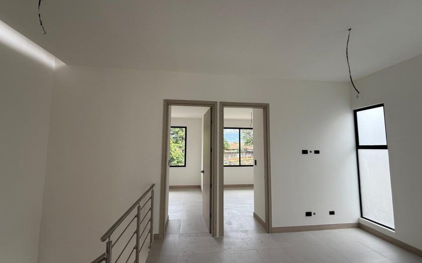Para estrenar! Condo con jardín en Lindora Village Santa Ana
