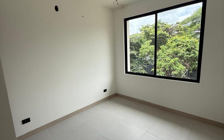 Para estrenar! Condo con jardín en Lindora Village Santa Ana