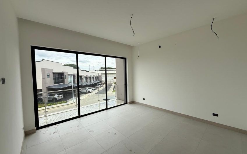 Para estrenar! Condo con jardín en Lindora Village Santa Ana