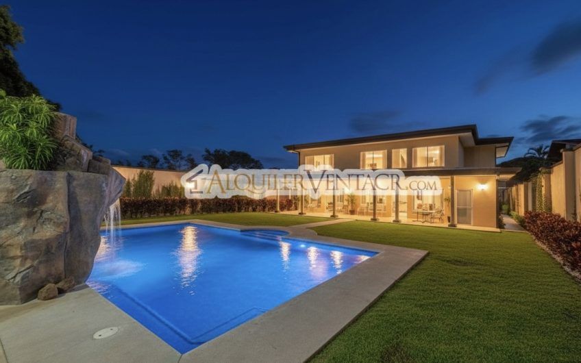 Casa de 630 m2 con piscina propia y con 950 m2 lote en Ciudad Colón