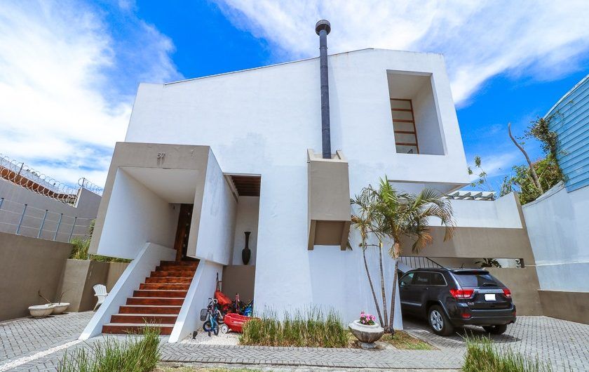 Casa de 370 m2 con 561 m2 lote en Residencial en San Rafael Escazú