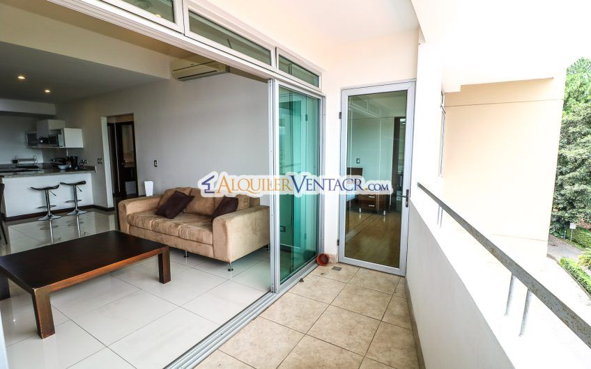 Apartamento con vista de 2 habit. + oficina y línea blanca en Escazú Guachipelín