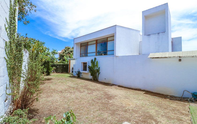 Casa de 370 m2 con 561 m2 lote en Residencial en San Rafael Escazú