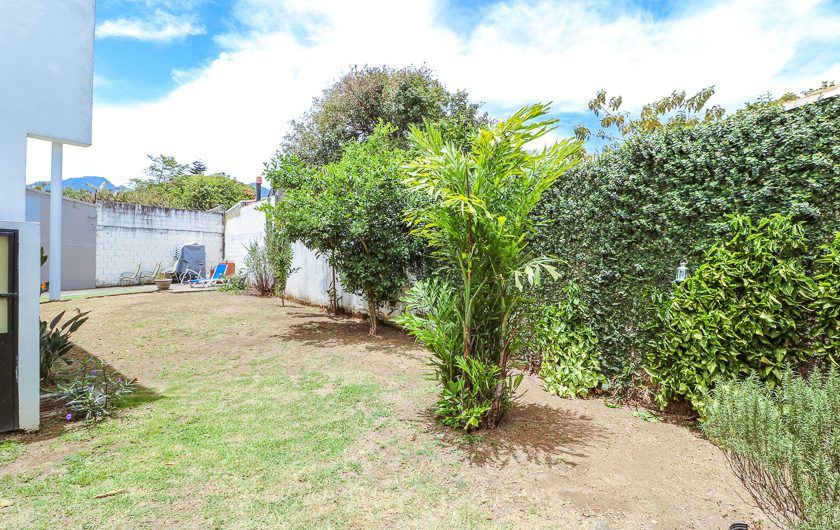 Casa de 370 m2 con 561 m2 lote en Residencial en San Rafael Escazú