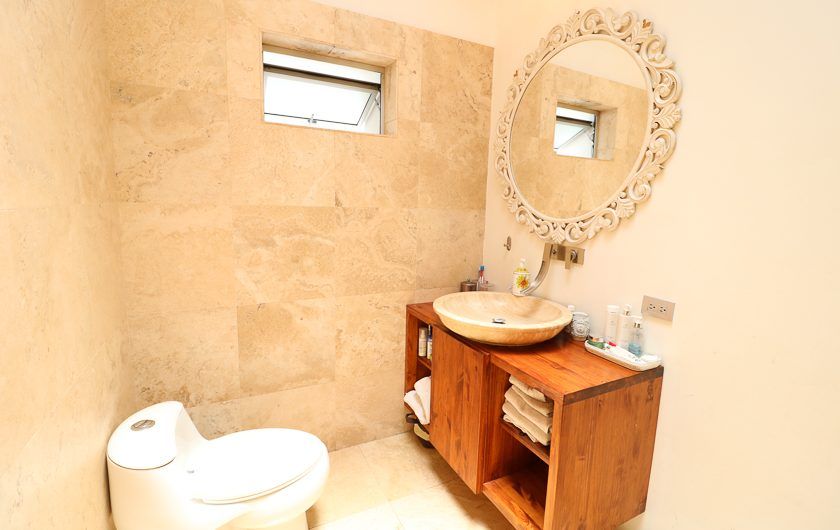 Casa de 370 m2 con 561 m2 lote en Residencial en San Rafael Escazú