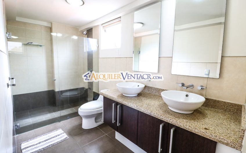 Apartamento con vista de 2 habit. + oficina y línea blanca en Escazú Guachipelín