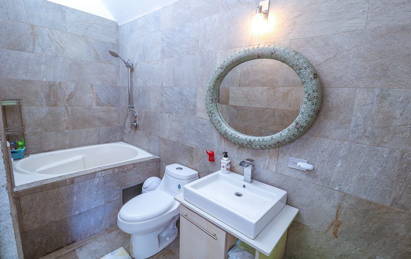 Casa de 370 m2 con 561 m2 lote en Residencial en San Rafael Escazú