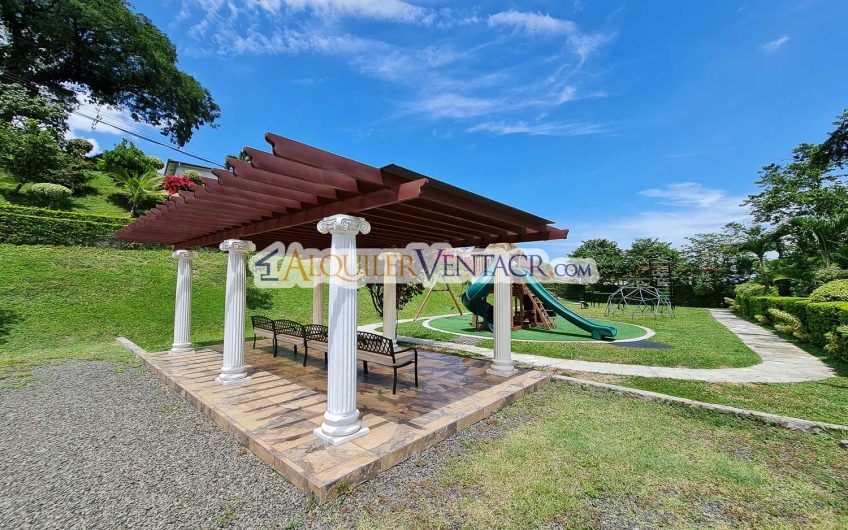 Casa de 600 m2 con piscina propia y vista en Alto Las Palomas Santa Ana