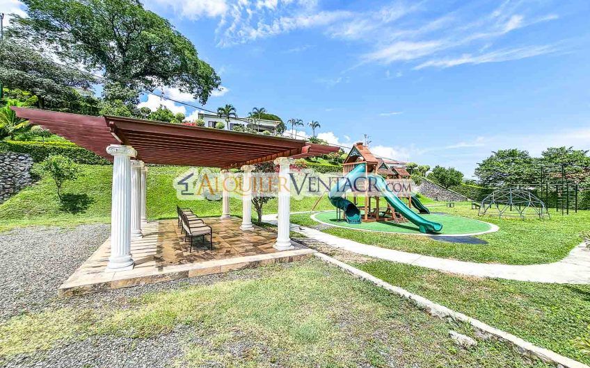 Casa de 600 m2 con piscina propia y vista en Alto Las Palomas Santa Ana