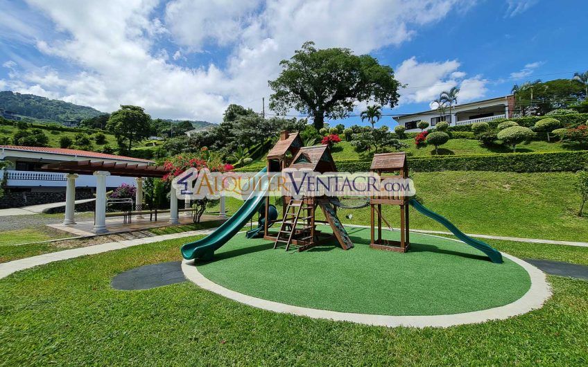 Casa de 600 m2 con piscina propia y vista en Alto Las Palomas Santa Ana