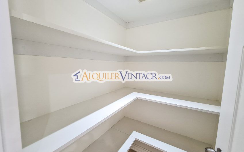 Apartamento amueblado de 3 habit. con vista en San Rafael Escazú