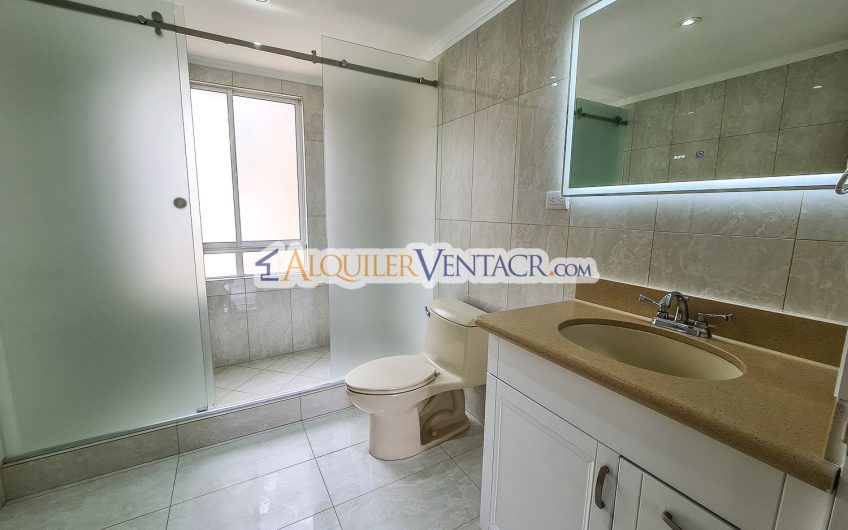 Apartamento amueblado de 3 habit. con vista en San Rafael Escazú