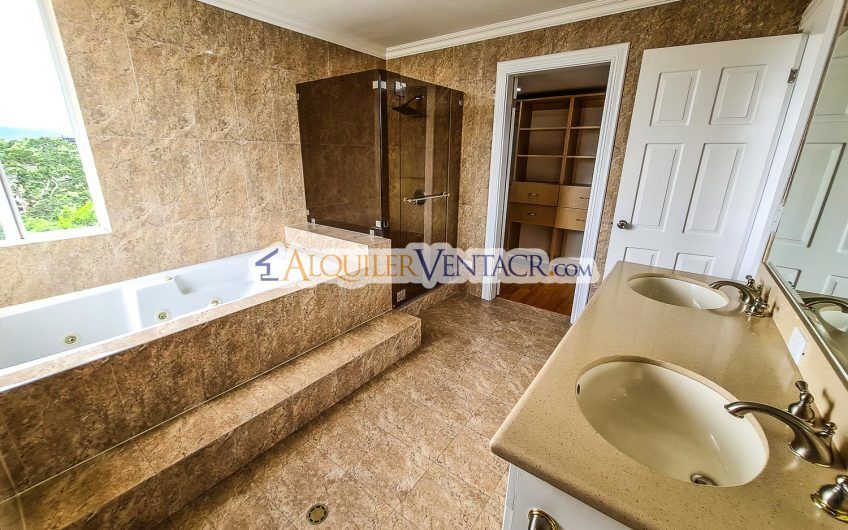 Apartamento amueblado de 3 habit. con vista en San Rafael Escazú