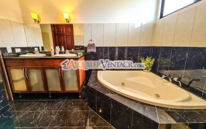 Penthouse de 150 m2 con vista y línea blanca en San Rafael Escazú