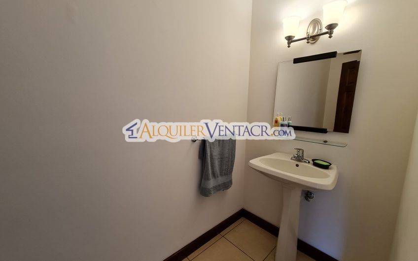 Penthouse de 170 m2 con vista y línea blanca en San Rafael Escazú