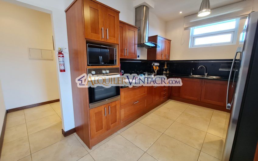 Penthouse de 170 m2 con vista y línea blanca en San Rafael Escazú