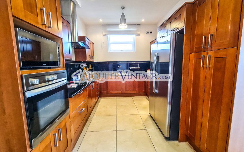 Penthouse de 170 m2 con vista y línea blanca en San Rafael Escazú