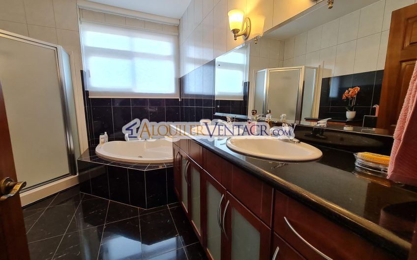 Penthouse de 170 m2 con vista y línea blanca en San Rafael Escazú