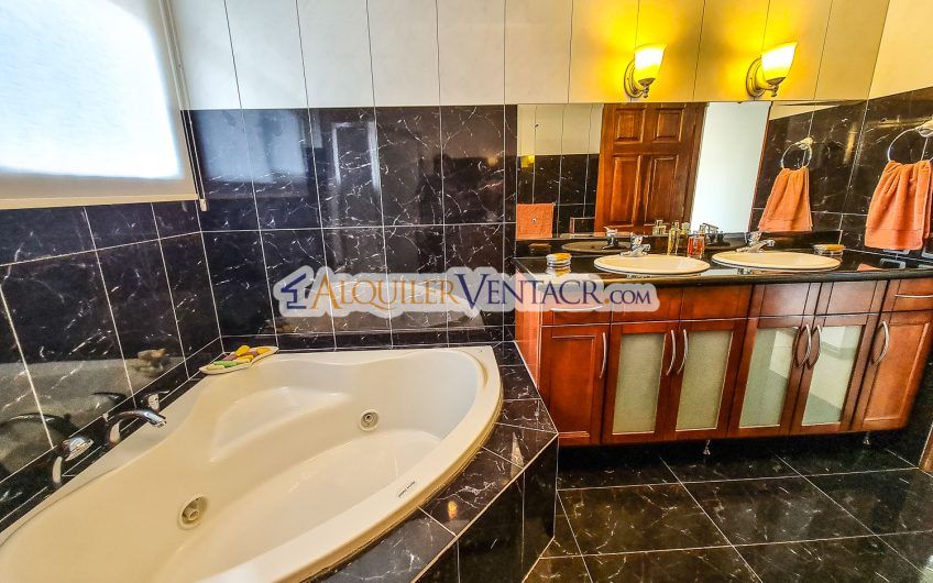 Penthouse de 170 m2 con vista y línea blanca en San Rafael Escazú