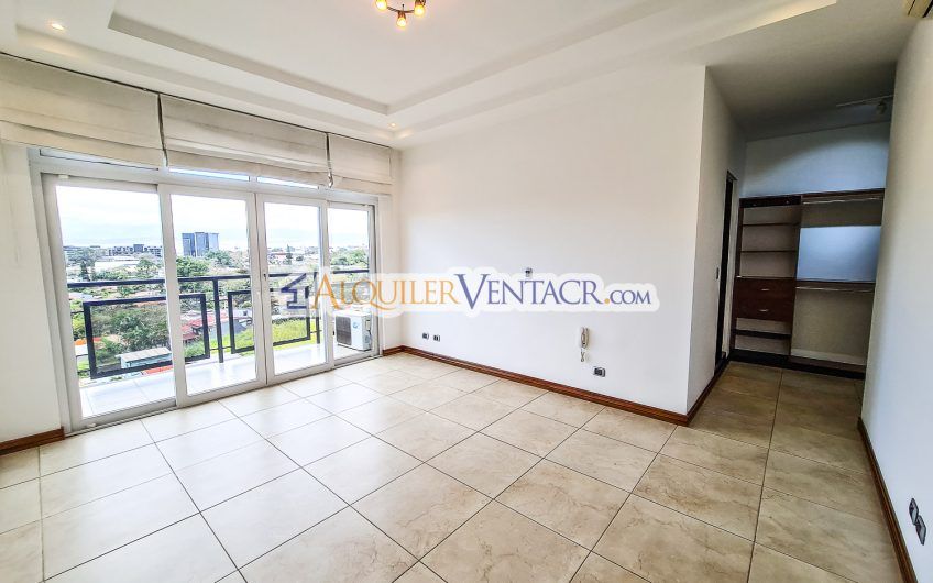 Penthouse de 170 m2 con vista y línea blanca en San Rafael Escazú