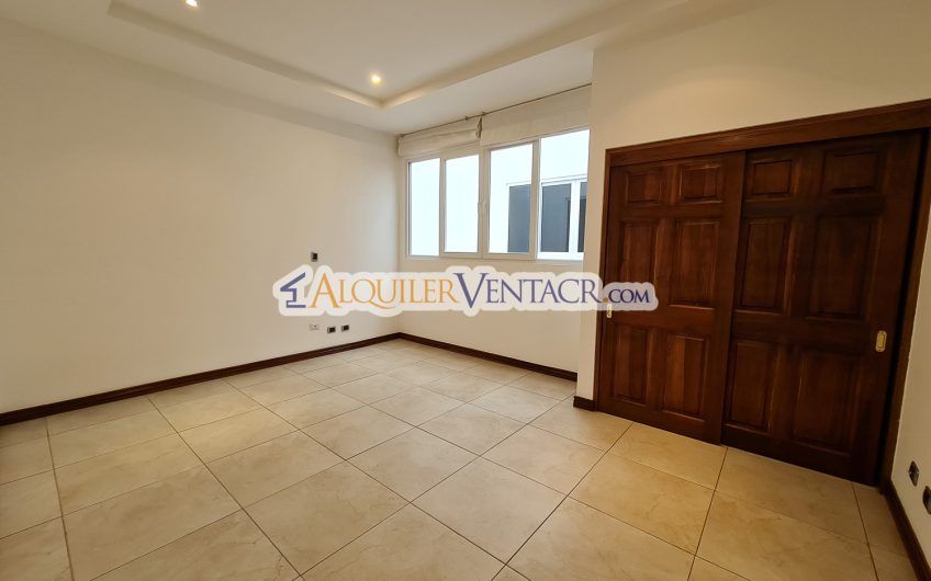 Penthouse de 170 m2 con vista y línea blanca en San Rafael Escazú