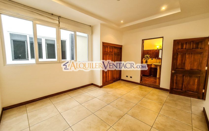 Penthouse de 170 m2 con vista y línea blanca en San Rafael Escazú