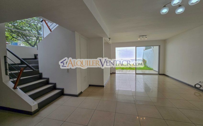 Condo de 3 habit. con jardín en Brasil de Mora Santa Ana