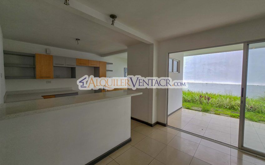 Condo de 3 habit. con jardín en Brasil de Mora Santa Ana