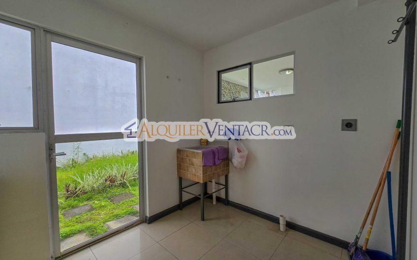 Condo de 3 habit. con jardín en Brasil de Mora Santa Ana