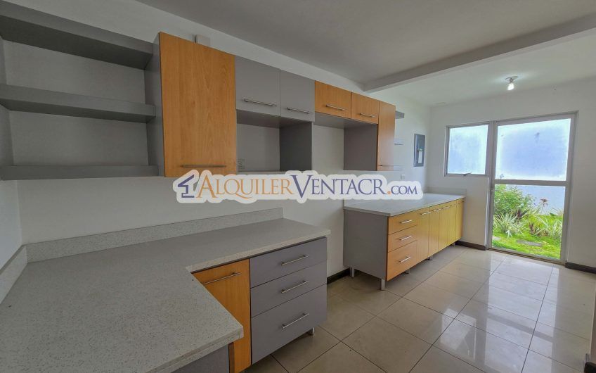 Condo de 3 habit. con jardín en Brasil de Mora Santa Ana