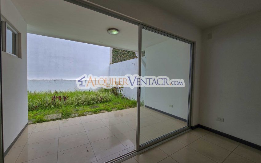 Condo de 3 habit. con jardín en Brasil de Mora Santa Ana