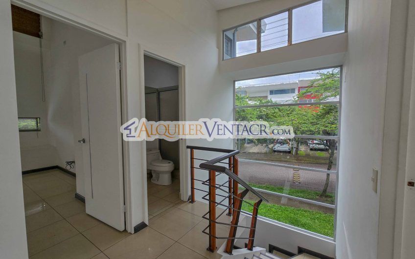 Condo de 3 habit. con jardín en Brasil de Mora Santa Ana