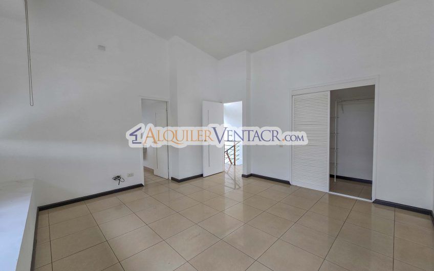 Condo de 3 habit. con jardín en Brasil de Mora Santa Ana