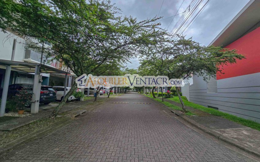 Condo de 3 habit. con jardín en Brasil de Mora Santa Ana