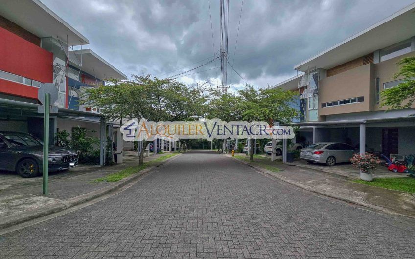 Condo de 3 habit. con jardín en Brasil de Mora Santa Ana
