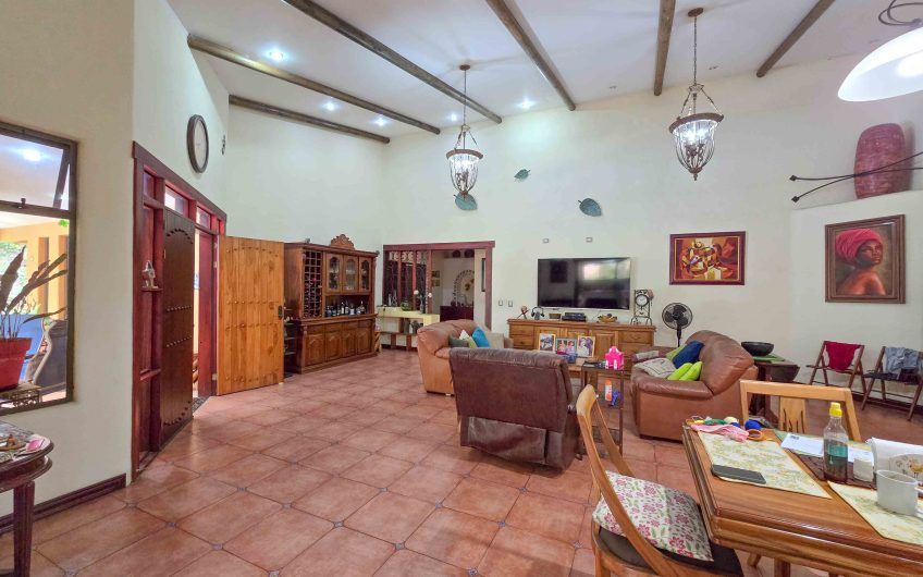 Condominio Cerro Real Escazú! Casa de Un Nivel de 500 m2 con 1.151 m2 de lote