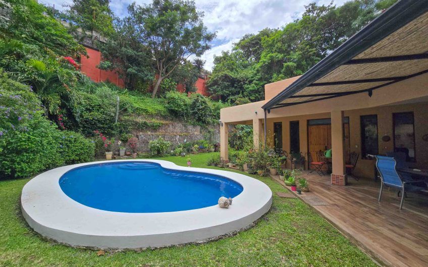 Condominio Cerro Real Escazú! Casa de Un Nivel de 500 m2 con 1.151 m2 de lote