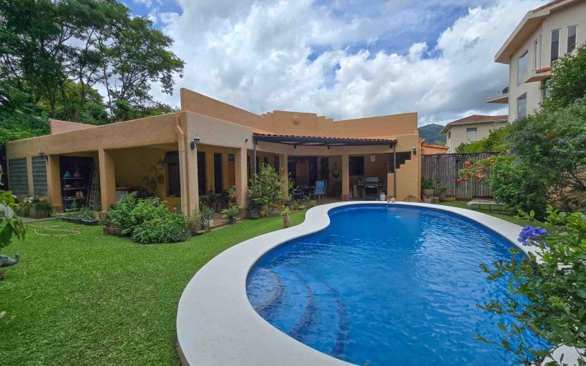 Condominio Cerro Real Escazú! Casa de Un Nivel de 500 m2 con 1.151 m2 de lote