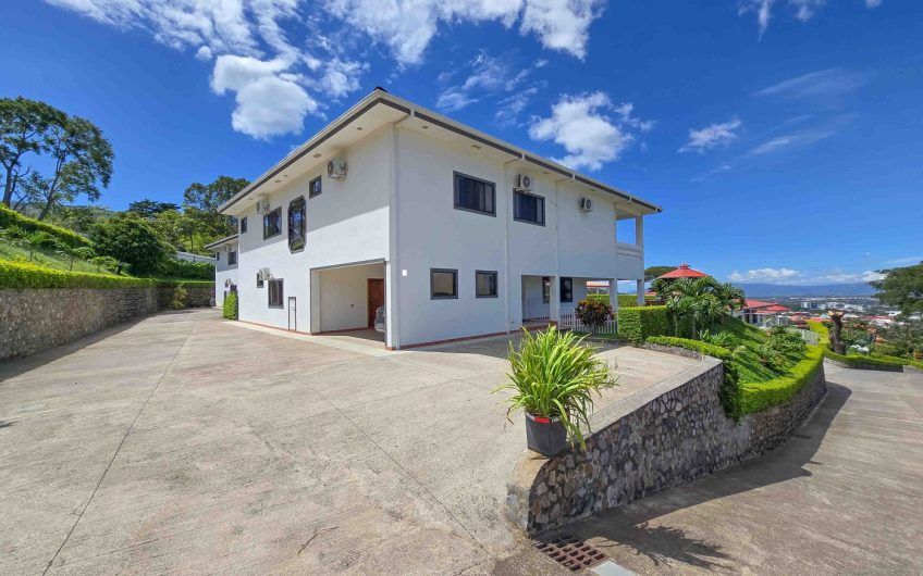 Casa de 600 m2 con piscina propia y vista en Alto Las Palomas Santa Ana