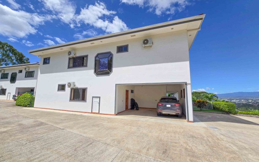Casa de 600 m2 con piscina propia y vista en Alto Las Palomas Santa Ana