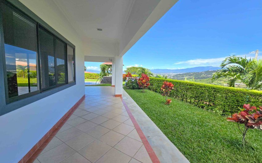 Casa de 600 m2 con piscina propia y vista en Alto Las Palomas Santa Ana