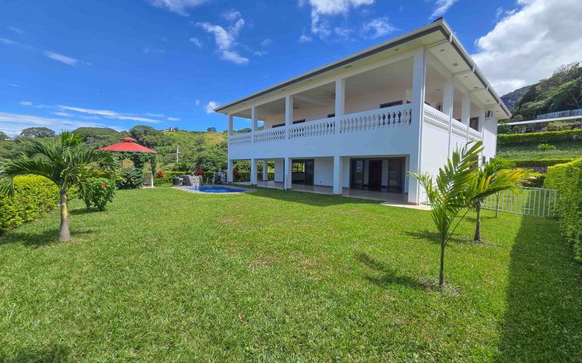Casa de 600 m2 con piscina propia y vista en Alto Las Palomas Santa Ana