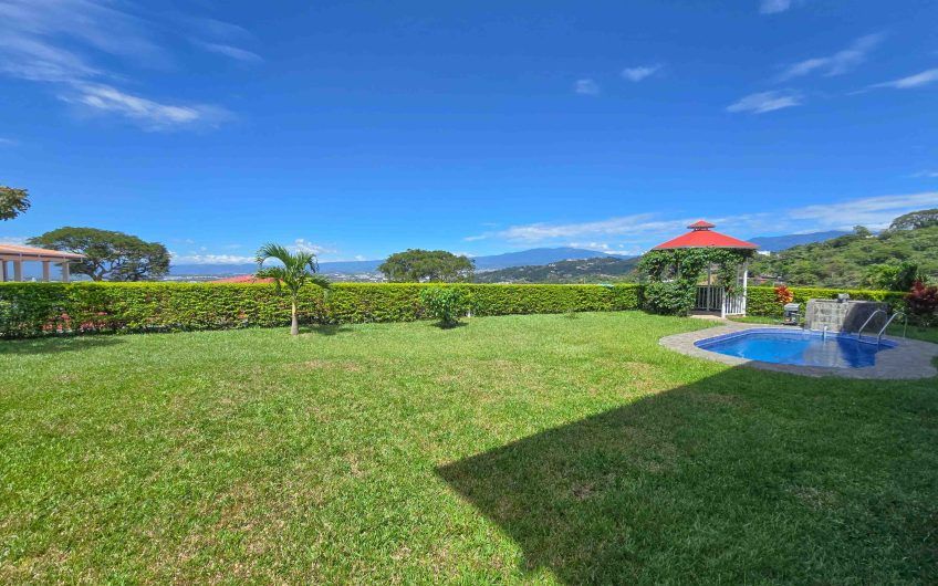 Casa de 600 m2 con piscina propia y vista en Alto Las Palomas Santa Ana