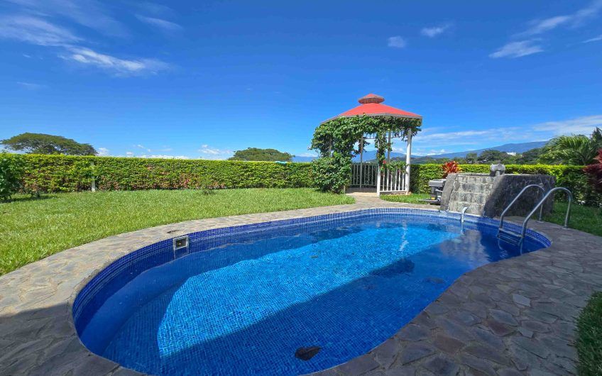 Casa de 600 m2 con piscina propia y vista en Alto Las Palomas Santa Ana