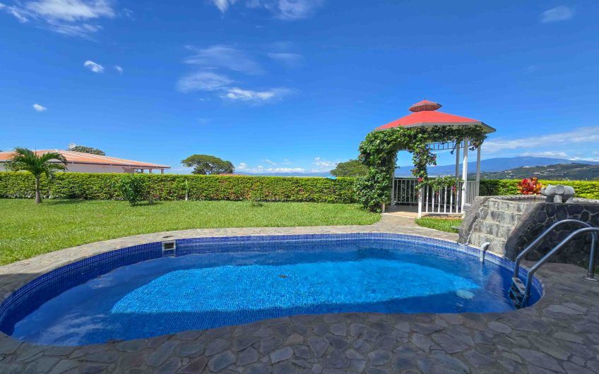 Casa de 600 m2 con piscina propia y vista en Alto Las Palomas Santa Ana