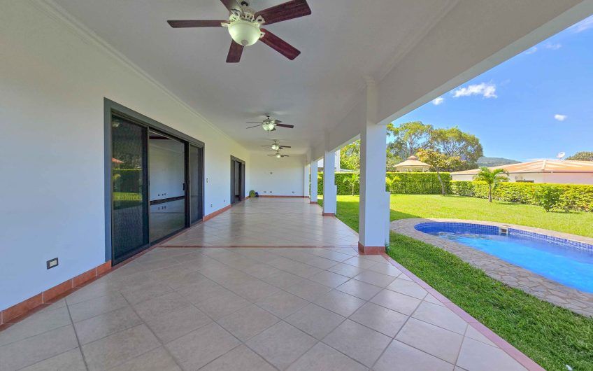 Casa de 600 m2 con piscina propia y vista en Alto Las Palomas Santa Ana