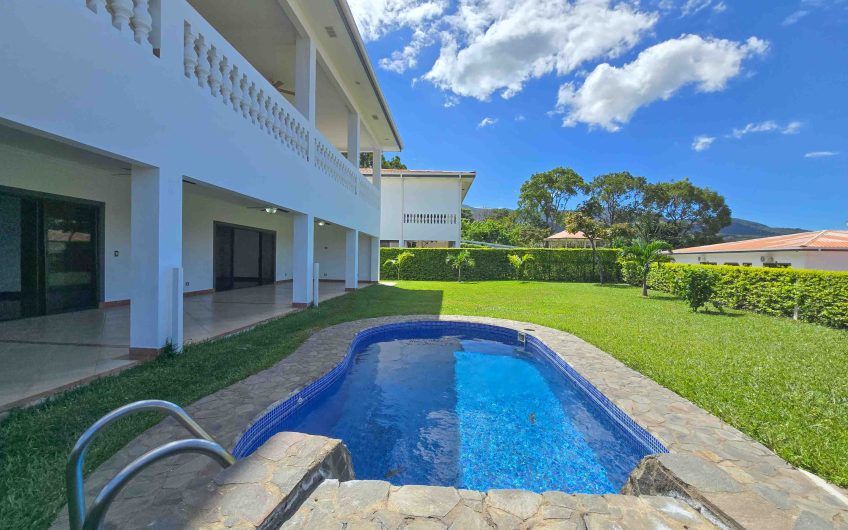 Casa de 600 m2 con piscina propia y vista en Alto Las Palomas Santa Ana