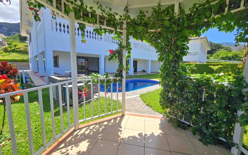Casa de 600 m2 con piscina propia y vista en Alto Las Palomas Santa Ana