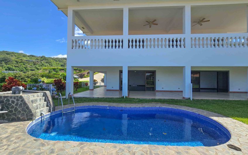 Casa de 600 m2 con piscina propia y vista en Alto Las Palomas Santa Ana